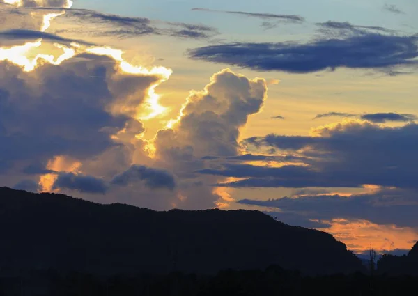 Ουρανό Ηλιοβασίλεμα Και Raincloud Πολύχρωμο Λυκόφως Ώρα Βουνό Σιλουέτα Όμορφη — Φωτογραφία Αρχείου
