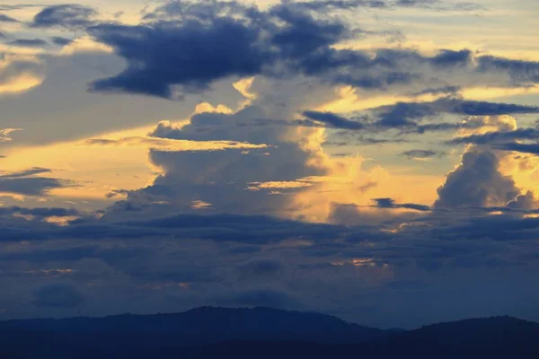 Ουρανό Ηλιοβασίλεμα Και Σύννεφο Πολύχρωμο Λυκόφως Ώρα Βουνό Σιλουέτα Όμορφη — Φωτογραφία Αρχείου