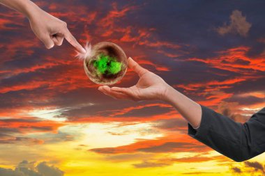 noktası ve dünya üzerinde gökyüzü kırmızı fikir arka plan yılında alma el