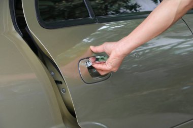 Araba insan eli açık kapı kapat