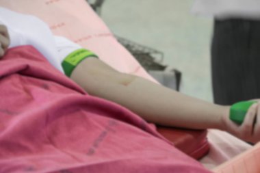 odak kan bağış bağış, elinde tutan bir zıplama topu ile bulanıklık.