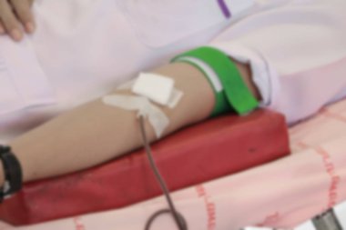 odak kan bağış bağış, elinde tutan bir zıplama topu ile bulanıklık.