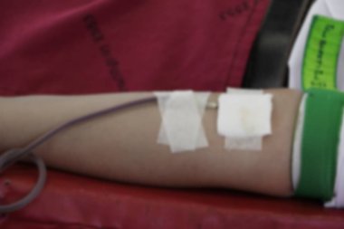 odak kan bağış bağış, elinde tutan bir zıplama topu ile bulanıklık.