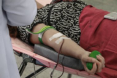 odak kan bağış bağış, elinde tutan bir zıplama topu ile bulanıklık.