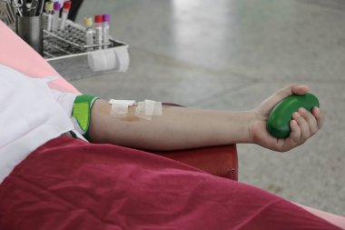 Bağış, donör kan ile bir zıplama topu elinde tutan kapat.