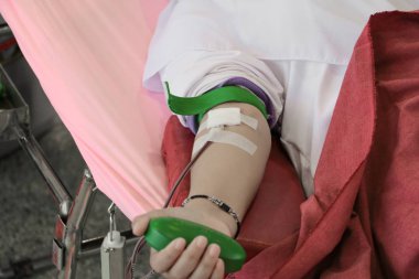 Bağış, donör kan ile bir zıplama topu elinde tutan kapat.