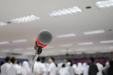 mikrofon stand yakın çekim konferans odasında: seçin odak alan sığ derinliği ile.