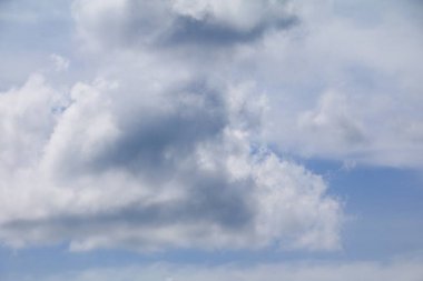 mavi gökyüzü ile büyük bulut güzel parlak ve doğa raincloud sanatı