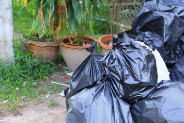 Siyah çöp torbası yol kenarı şehir kazık