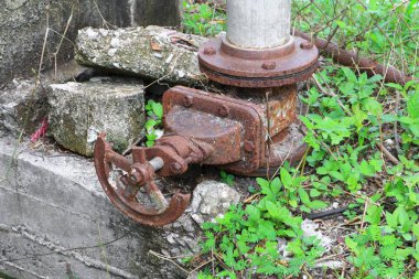 Maine su çelik eski boru sıhhi tesisat yakın kadar rusty ile harap