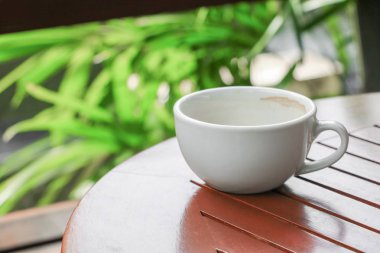 ahşap zemin zemin üzerine kahve fincanı