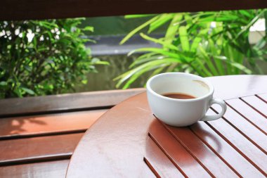 ahşap zemin zemin üzerine kahve fincanı