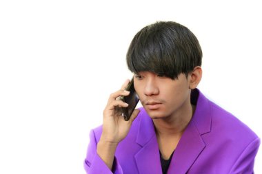 Beyaz arka plan üzerinde bir telefon görüþmesi genç yakışıklı iş adamı