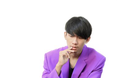 Portre genç yakışıklı işadamı ile beyaz arka plan üzerinde duygular göster