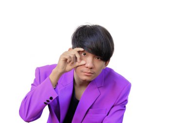 adam beyaz arka plan üzerinde gözünde bir ağrı var