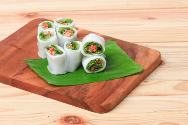 muz yaprak ahşap zemin zemin, Select odak alan sığ derinliği üzerine sebzeli bahar rulo.