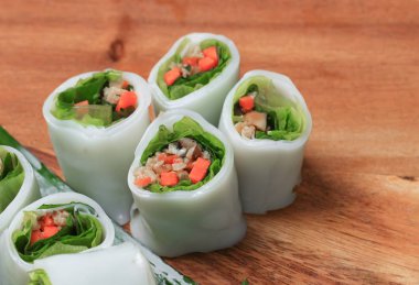 muz yaprak ahşap zemin zemin, Select odak alan sığ derinliği üzerine sebzeli bahar rulo.