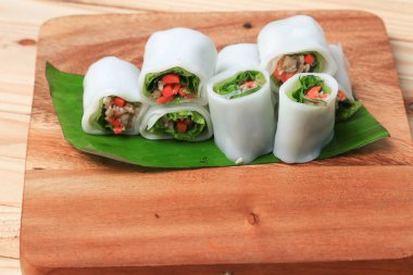 muz yaprak ahşap zemin zemin, Select odak alan sığ derinliği üzerine sebzeli bahar rulo.