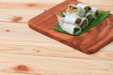 muz yaprak ahşap zemin zemin, Select odak alan sığ derinliği üzerine sebzeli bahar rulo.