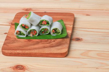 muz yaprak ahşap zemin zemin, Select odak alan sığ derinliği üzerine sebzeli bahar rulo.