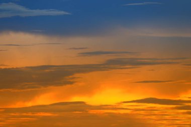 mavi gökyüzü günbatımı güzel renkli ışık altın