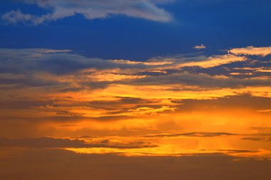 mavi gökyüzü günbatımı güzel renkli ışık altın