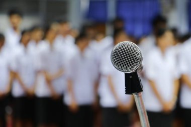 mikrofon stand yakın çekim konferans odasında: seçin odak alan sığ derinliği ile.