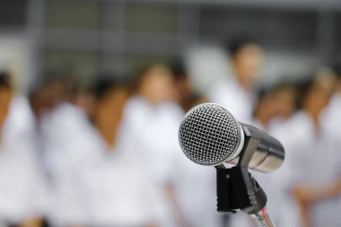 mikrofon stand yakın çekim konferans odasında: seçin odak alan sığ derinliği ile.