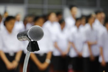 mikrofon stand yakın çekim konferans odasında: seçin odak alan sığ derinliği ile.