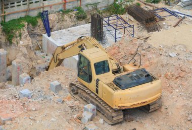 Ekskavatör iş inşaat iş sanayi sitesi binasında bir delik kazmak