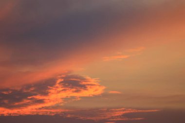 mavi gökyüzü ve bulut yumuşak günbatımı güzel renkli alacakaranlık