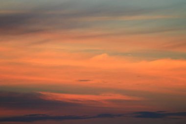 mavi gökyüzü ve bulut yumuşak günbatımı güzel renkli alacakaranlık