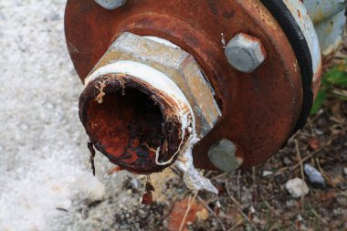 Maine su çelik eski boru sıhhi tesisat yakın kadar rusty ile harap