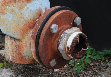 Maine su çelik eski boru sıhhi tesisat yakın kadar rusty ile harap