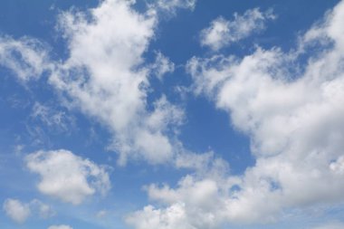 Cloud parlak mavi gökyüzü güzel sanat için doğa ve kopya alanı metin ekleme