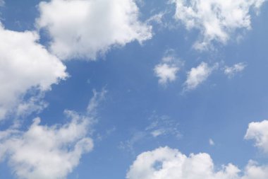 Cloud parlak mavi gökyüzü güzel sanat için doğa ve kopya alanı metin ekleme