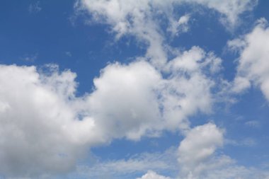 Cloud parlak mavi gökyüzü güzel sanat için doğa ve kopya alanı metin ekleme