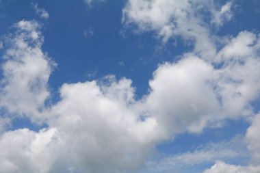 Cloud parlak mavi gökyüzü güzel sanat için doğa ve kopya alanı metin ekleme