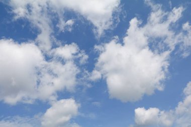 Cloud parlak mavi gökyüzü güzel sanat için doğa ve kopya alanı metin ekleme