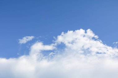 Cloud parlak mavi gökyüzü güzel sanat için doğa ve kopya alanı metin ekleme