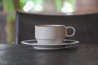 Kahve fincanı masada.