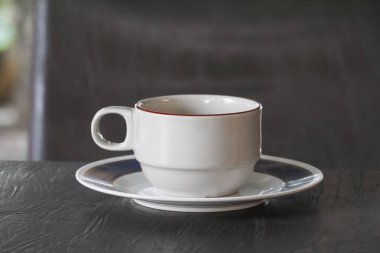 Kahve fincanı masada.