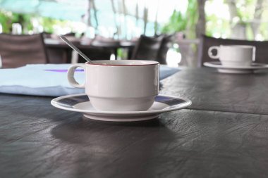 Kahve fincanı masada.