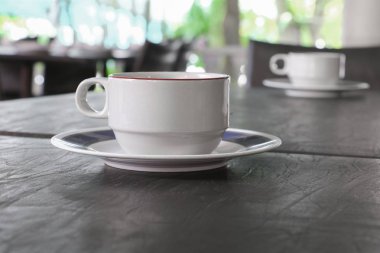 Kahve fincanı masada.