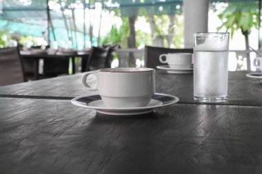 Kahve fincanı masada.