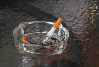Küllük yerleştirilmiş tablo camına Sigara