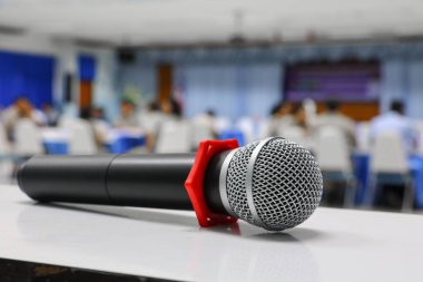 mikrofon yakın çekim konferans odasında: seçin odak alan sığ derinliği ile.