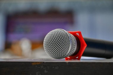 mikrofon yakın çekim konferans odasında: seçin odak alan sığ derinliği ile.