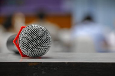 mikrofon yakın çekim konferans odasında: seçin odak alan sığ derinliği ile.