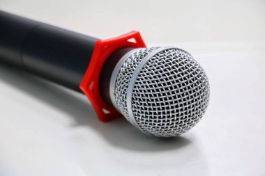 mikrofon yakın çekim konferans odasında: seçin odak alan sığ derinliği ile.